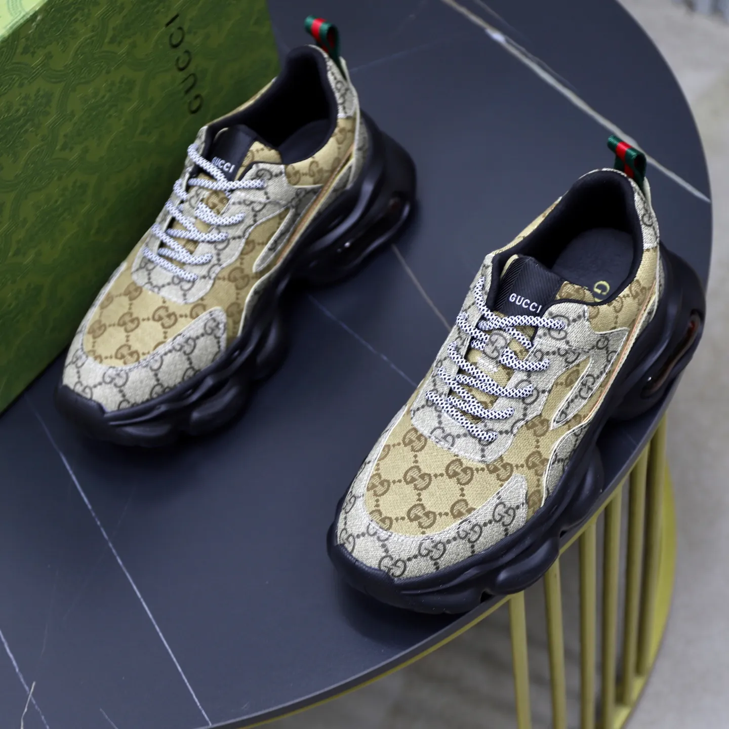 Ex-factory price: 462💰🙅‍♂️🙅‍♂️🙅‍♂️ Brand: Gucci GUCCi Standard code: 38-44 (45 customized) Grade: Same as the official website Material: Original cowhide material spliced with brand cloth Comfortable and breathable lining Lightweight and wear-resistant sports outsole Style category: Men's fashion casual shoes Running sports shoes Distinguished luxury brand elements Top luxury color: actual picture color